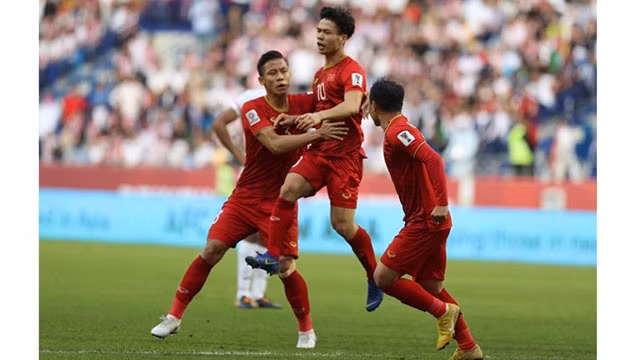 Nguyên Công Phuong (au centre) lors du match entre le Vietnam et la Jordanie, le 20 janvier dans le cadre des huitièmes de finale de l'Asian Cup 2019. Photo : VNA.