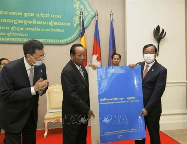 La cérémonie de transfert de cartes topographiques sur la frontière terrestre Vietnam-Cambodge à des agences cambodgiens concernés . Photo : VNA.