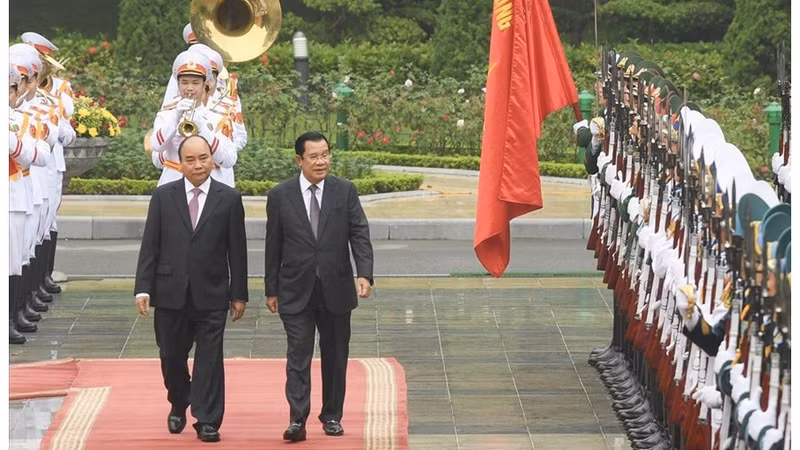 Cérémonie d’accueil solennelle officielle du Premier ministre cambodgien Samdech Techo Hun Sen, le 4 octobre à Hanoi. Photo : VGP.