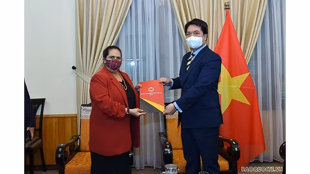 L’ambassadeur Nguyên Viêt Dung (à droite) et l’ambassadrice du Timor-Leste au Vietnam, Maria Olandina Isabel Caeiro Alves (à gauche). Photo: baoquocte.vn