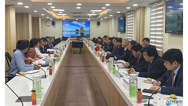 Vue générale de la séance de travail du ministre du Plan et de l’Investissement Nguyên Chi Dung avec le Secrétaire d’État auprès du ministère indien du Commerce et de l’Industrie, Som Parkash. Photo : https://baoquocte.vn