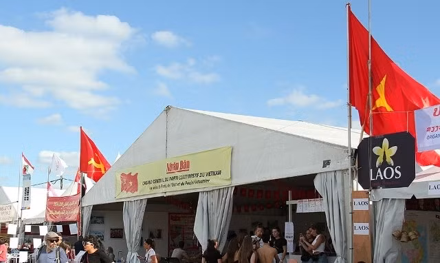 Le stand du Journal Nhân Dân attire l'attention de nombreux amis étrangers. Photo : NDEL.