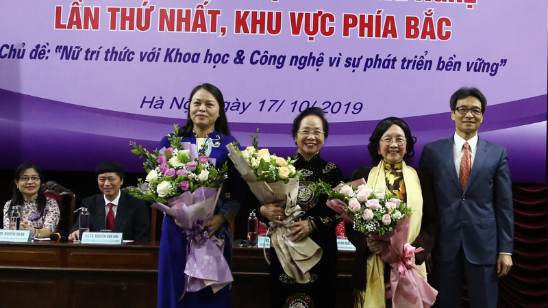 Le Vice-PM Vu Duc Dam (à droite) félicite les femmes intellectuelles lors de leur conference. Photo : VGP.