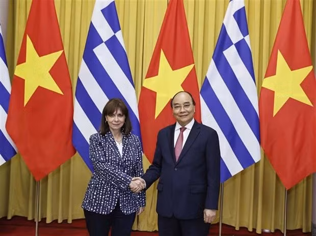 Le Président Nguyên Xuân Phuc (à droite) et son homologue grecque Katerina Sakellaropoulou. Photo: VNA