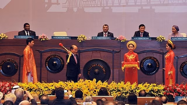 Le Président de l’AN vietnamienne, Nguyên Sinh Hùng, frappe le gong pour lancer officiellement l'ouverture de l'IPU-132, le 28 mars à Hanoi. Photo: VGP.