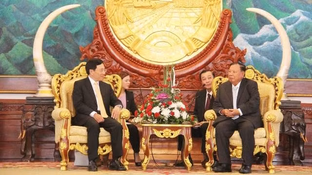 Le Vice-Premier ministre, ministre des Affaires étrangères du Vietnam, Pham Binh Minh (à gauche), a été reçu par le Secrétaire général du Parti populaire révolutionnaire laotien et Président laotien, Bounnhang Volachith. Photo: NDEL.
