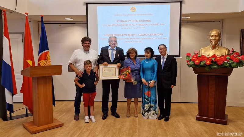 L’ambassadeur du Vietnam aux Pays-Bas, Pham Viet Anh, remet l’insigne « Pour la cause de l’agriculture et du développement rural » à Cees Veerman, ancien ministre de l’Agriculture, de la Nature et de la Qualité alimentaire. Photo: baoquocte.vn