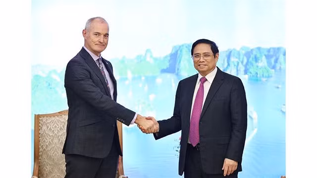 Le Premier ministre Pham Minh Chinh (droite) et le président de l'Université australienne RMIT Alec Cameron. Photo : VNA.