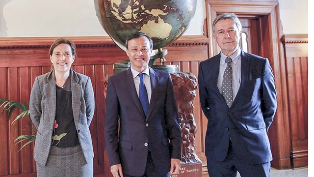 L’ambassadeur du Vietnam au Danemark, Luong Thanh Nghi (au centre), l’ambassadeur, Ove Ullerup, président d’Asia House, et l’ambassadrice Susanne Rumohr Hækkerup, directrice générale d’Asia House. Photo : baoquocte.vn.