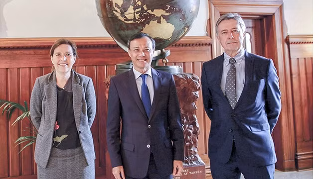 L’ambassadeur du Vietnam au Danemark, Luong Thanh Nghi (au centre), l’ambassadeur, Ove Ullerup, président d’Asia House, et l’ambassadrice Susanne Rumohr Hækkerup, directrice générale d’Asia House. Photo : baoquocte.vn.