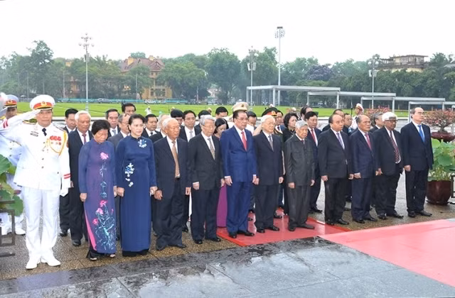 La délégation de hauts dirigeants vietnamiens rend hommage au Président Hô Chi Minh, le 18 mai, à Hanoi. Photo: NDEL.