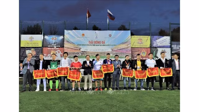 Les équipes reçoivent des drapeaux de souvenir. Photo : VNA.
