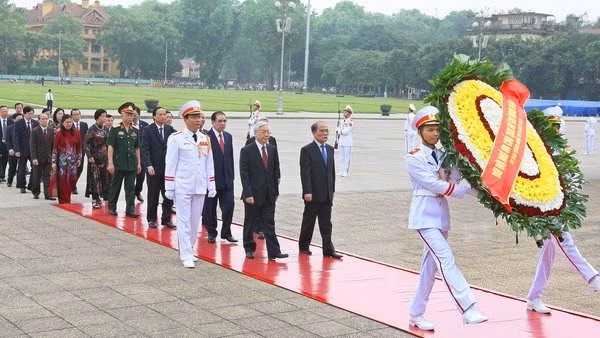 Les dirigeants du Parti et de l'État vietnamiens sont allés rendre hommage au Président Hô Chi Minh en son mausolée à Hanoi, le 29 avril. Photo: VNA.