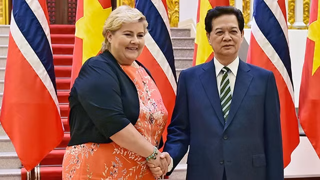 Le PM vietnamien, Nguyên Tân Dung (à droite), et son homologue norvégien, Mme Erna Solberg, en visite officielle au Vietnam. Photo: hanoimoi.