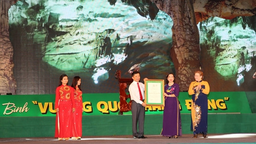Cérémonie de remise du certificat de l’UNESCO classant pour la 2e fois le Parc national de Phong Nha-Ke Bàng au patrimoine mondial, le 14 août, dans la province de Quang Binh (au Centre). Photo: VGP.