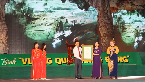 Cérémonie de remise du certificat de l’UNESCO classant pour la 2e fois le Parc national de Phong Nha-Ke Bàng au patrimoine mondial, le 14 août, dans la province de Quang Binh (au Centre). Photo: VGP.