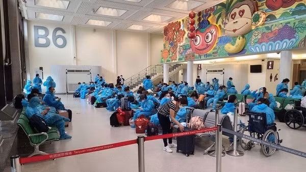 Des passagers avant de monter à bord. Photo : VNA