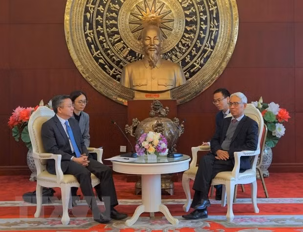 L’ambassadeur vietnamien en Chine, Pham Sao Mai (à droite), et le maire adjoint de la ville chinoise de Chongqing, Li Bo. Photo: VNA