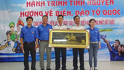 Le Comité de Liaison des soldats de Khanh Hoa ayant combattu à Truong Sa a également organisé une rencontre avec plus de 400 anciens combattants sur ce district insulaire. Photo: VOV.