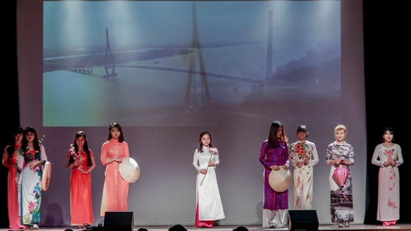 Les étudiantes vietnamiennes en tunique traditionnelle vietnamienne. Photo: UEVBx.