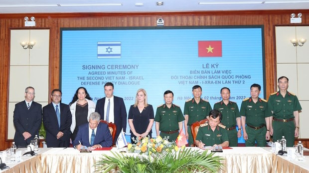 Signature du procès-verbal de travail du 2e dialogue sur la politique de défense Vietnam-Israël. Photo : VNA.