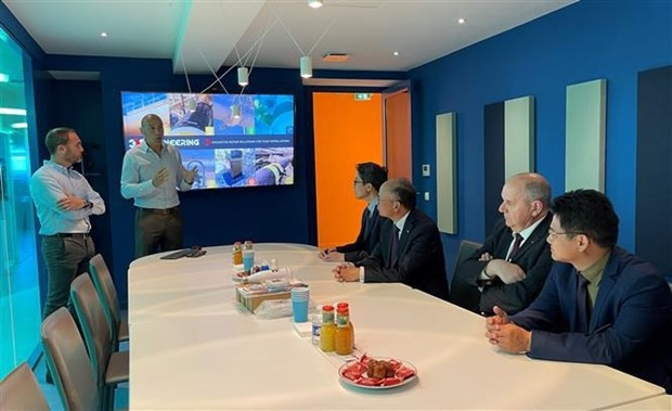 La délégation de l'Ambassade du Vietnam travaille avec des représentants du groupe 3X Engineering. Photo : VNA.
