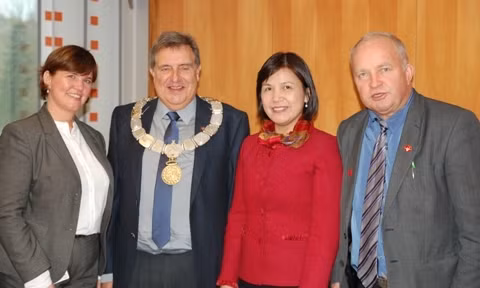 La diplomate vietnamienne rencontre le maire de Time. Photo: Ministère vietnamien des Affaires étrangères.