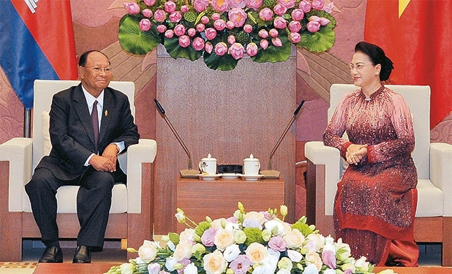 La Présidente de l’Assemblée nationale du Vietnam, Nguyên Thi Kim Ngân (à droite), et son homologue cambodgien, Heng Samrin, le 23 juin, à Hanoi. Photo: NDEL.