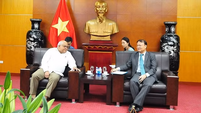 Le vice-ministre vietnamien de l’Industrie et du Commerce, Dô Thang Hai (à droite) et l’ambassadeur cubain au Vietnam, Orlando Nicolas Hernandez Guillen. Photo : congthuong.vn.