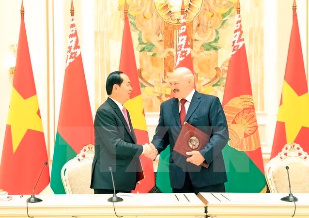 Le Président vietnamien, Trân Dai Quang (à gauche), et son homologue biélorusse, Alexander Lukashenko, lors de la cérémonie de signature de la Déclaration commune Vietnam - Biélorussie. Photo: VNA.