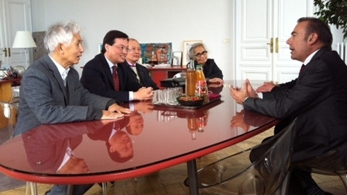 L'ambassadeur du Vietnam en France, Duong Chi Dung (2e, gauche), le Docteur-professeur Jean Trân Thanh Vân (1er, gauche) et le maire de Blois, Marc Gricourt (droite), dans la ville de Blois. Photo : Lê Hà/CVN