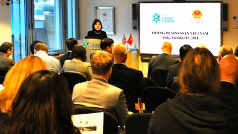 L’ambassadrice du Vietnam en Norvège, Lê Thi Tuyêt Mai, prend la parole lors du séminaire. Photo: Ambassade du Vietnam en Norvège.