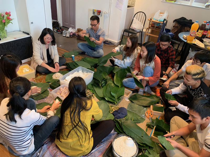 La préparation de « banh chung » permettra de présenter aux amis internationaux une particularité culturelle et gastronomique traditionnelle du Vietnam.