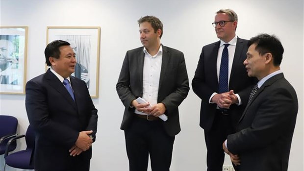 Nguyên Xuân Thang, directeur de l'Académie nationale de Politique Hô Chi Minh (à gauche), discute avec le président du SPD Lars Klingbeil (2e à partir de la gauche) et Alexander Schweitzer, ministre du Travail, des Affaires sociales, de la Transformation et de la Numérisation du Land de Rhénanie-Palatinat (2e à partir de la droite). Photo : VNA.