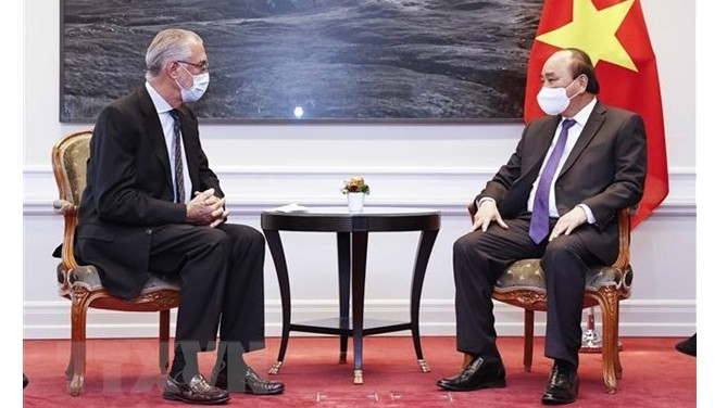Le Président Nguyên Xuân Phuc (à droite) et le président du groupe DKSH Marco Gadola. Photo : VNA.