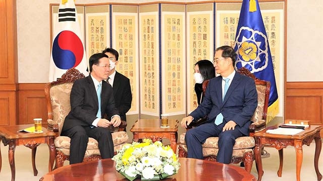 Le membre du Bureau politique et Permanent du Secrétariat du Comité central du PCV, Vo Van Thuong (à gauche), et le Premier ministre de la République de Corée, Han Duck-soo. Photo : VNA.