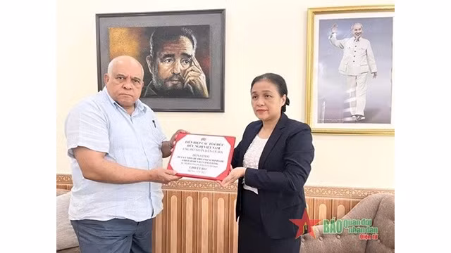 La présidente de l'Union des organisations d'amitié du Vietnam, Nguyên Phuong Nga, remet un don de 1.000 euros à l'ambassadeur cubain au Vietnam Orlando Nicolas Hernandez Guillen pour soutenir le peuple cubain. Photo: qdnd.vn