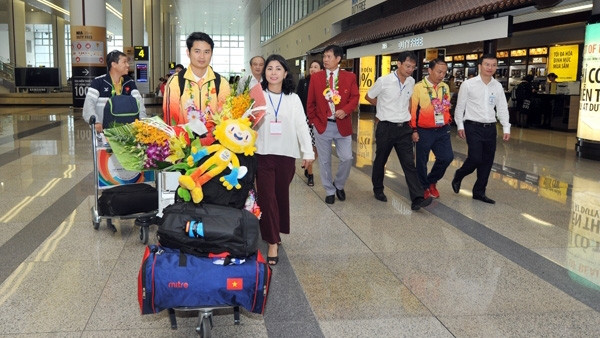 Des sportives vietnamiennes à l'aéroport de Nôi Bài. Photo: tdtt.gov.vn.