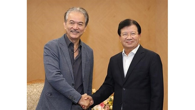 Le vice-Premier ministre Trinh Dinh Dung (à droite) serre la main du président exécutif de YCH Group, Robert Yap, le 18 octobre à Hanoï. Photo : VNA/CVN