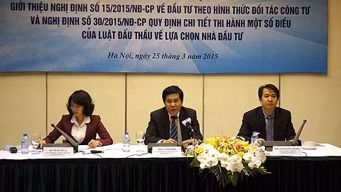 Le directeur du Département des Adjudications, Lê Van Tang (au centre), répondent à la presse au sujet des nouveautés clefs de ces deux Décret. Photo: Duy Khanh/NDEL.