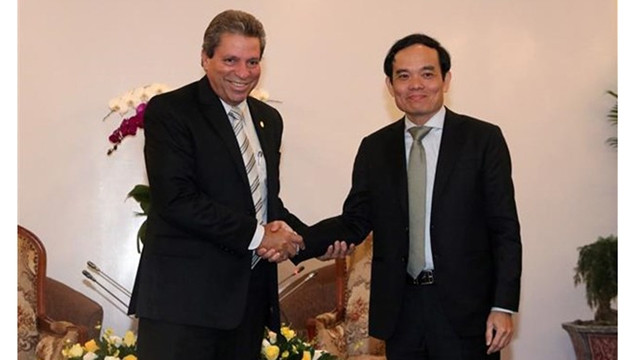 Trân Luu Quang (à droite), secrétaire adjoint permanent du Comité municipal du PCV à Hô Chi Minh-Ville, et Victor Gaute Lopez, président de la Commission de l’idéologie du Parti communiste de Cuba. Photo : VNA.