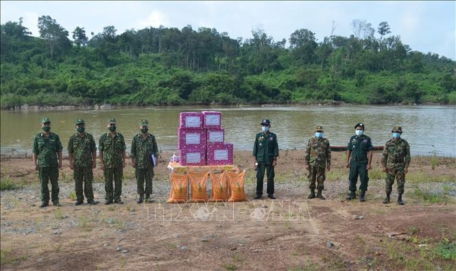 Le poste de gardes-frontières d’Ia O remet de la nourriture, des produits de première nécessité et des fournitures médicales à la partie cambodgienne. Photo : VNA.