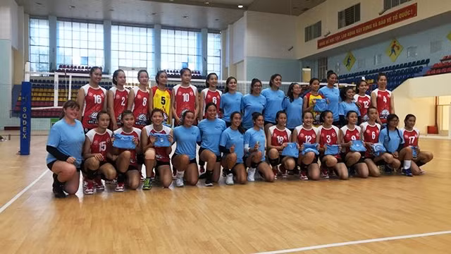 Les joueuses de volleyball vietnamiennes et américaines. Photo : Ambassade américaine au Vietnam.