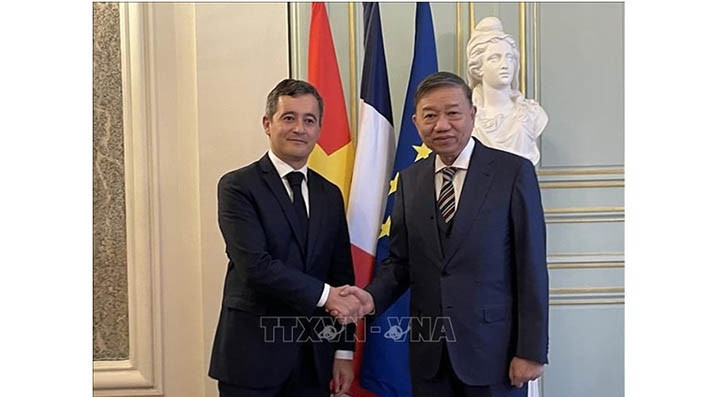 Le ministre de la Sécurité publique, le général Tô Lâm (droite) et le ministre français de l'Intérieur Gérald Darmanin. Photo : VNA