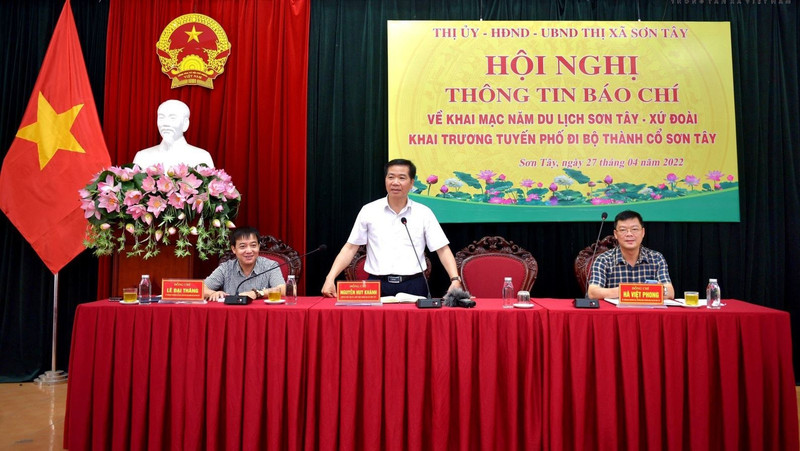 Lors de la conférence de presse sur l’ouverture de l’Année du tourisme Son Tây-Xu Doai et de la zone piétonne de l’ancienne citadelle de Son Tây. Photo: VNA