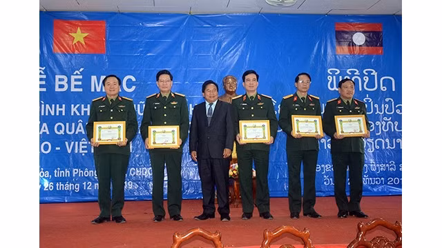 Le dirigeant de Phongsaly remet des cadeaux à la délégation du Département général de la Logistique de l'Armée populaire du Vietnam.
