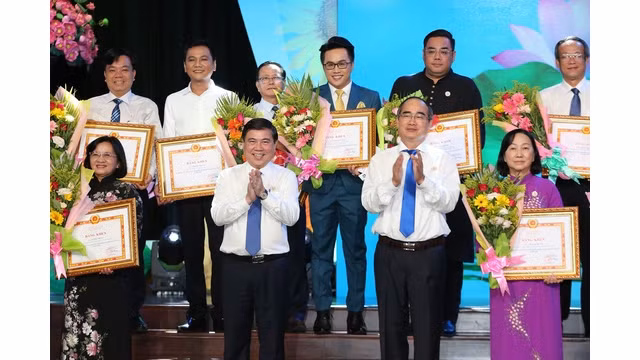 Le secrétaire du Comité du Parti pour HCM-Ville Nguyen Thiên Nhân et le président du Comité populaire municipal de Hô Chi Minh-Ville, Nguyên Thành Phong remettent des satisfaicits aux individus exemplaires du mouvement «Étudier et suivre l’exemple moral du Président Hô Chi Minh». Photo : https://nld.com.vn