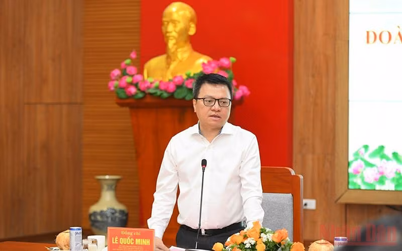 Le rédacteur et chef du Journal Nhân Dân, Lê Quôc Minh, s'exprime lors de l'événement. Photo : NDEL.