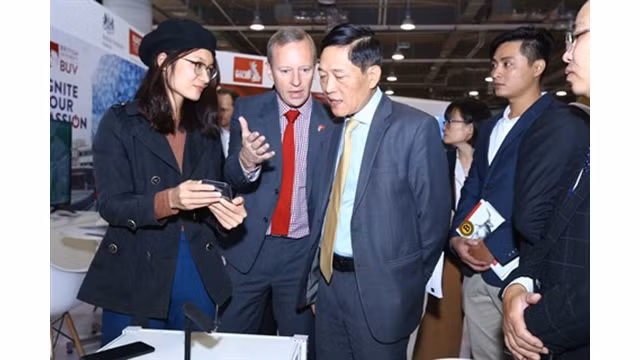 Le vice-ministre des Sciences et des Technologies, Trân Van Tùng (au centre), à la Journée nationale des start-up, de la rénovation et de la créativité-Techfest Vietnam 2019, tenue au début de décembre dans la province de Quang Ninh. Photo : Minh Quyêt/VNA.