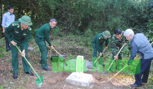 Le réseau de bornes subsidiaires sur la ligne frontalière Vietnam - Cambodge, tronçon Dak Nong-Mondulkiri, a été mis en chantier jeudi dans la commune de Dak Wil, district de Cu Jut. Photo: Bao Dak Nong.